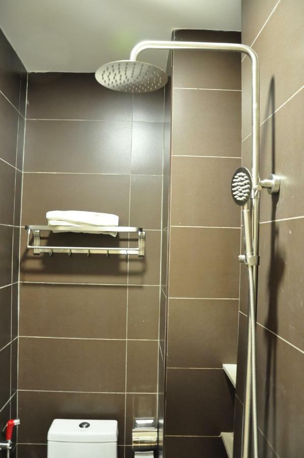 Frazel Inn Hotel Parit Buntar Buitenkant foto