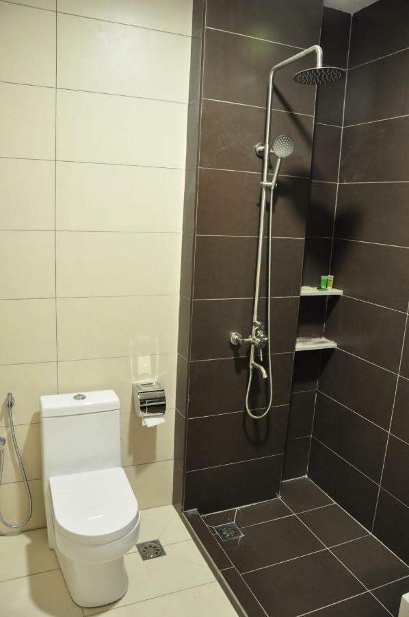Frazel Inn Hotel Parit Buntar Buitenkant foto