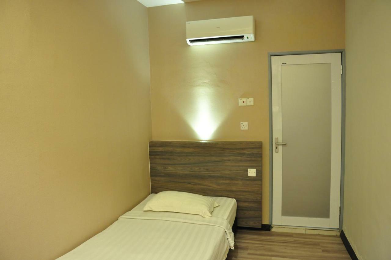 Frazel Inn Hotel Parit Buntar Buitenkant foto