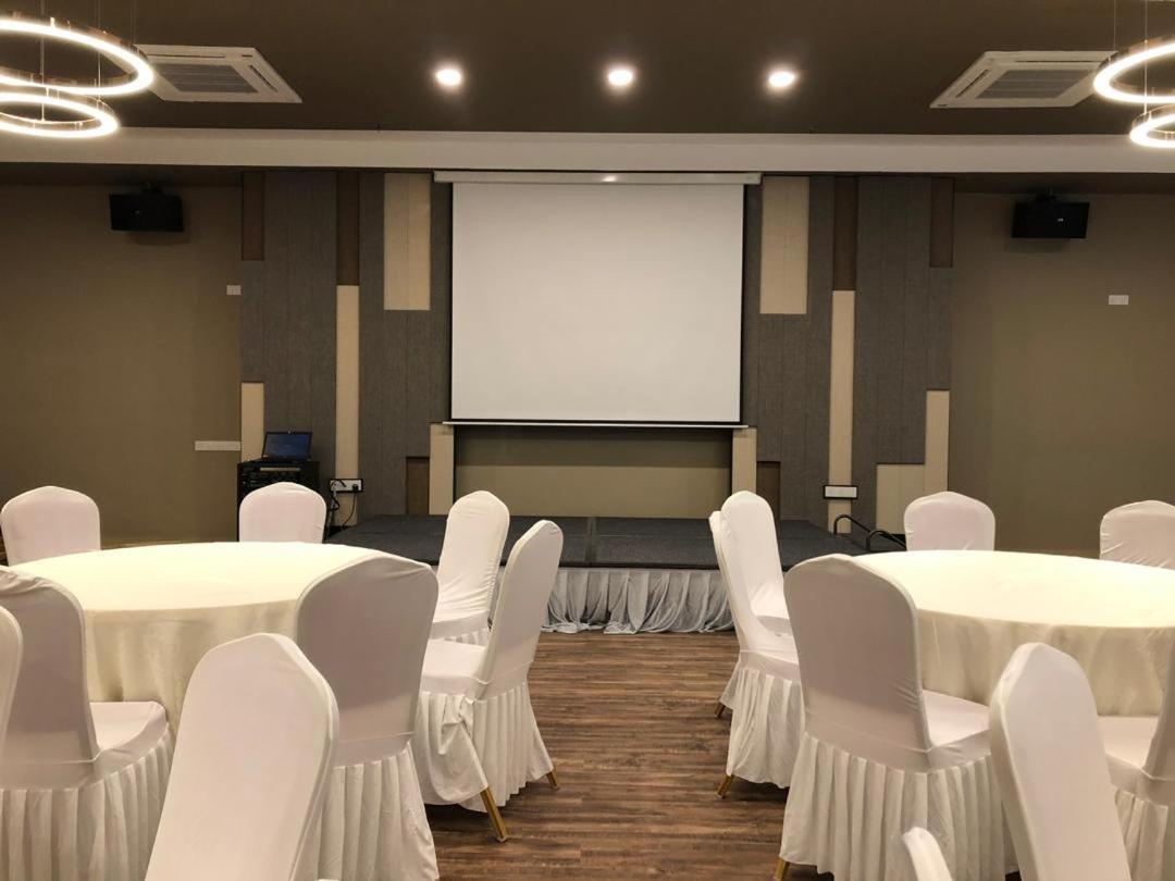Frazel Inn Hotel Parit Buntar Buitenkant foto